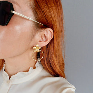 Goldene Hibiskus-Kreis-Ohrringe mit mattem Finish, florales Design, Produktfoto mit Modell