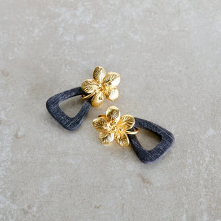 Boho Chic Hängeohrringe Gold Schwarz, Blumen Hängeohrringe, Hibiskus Blumen Schmuck,Geschenk für Ehefrau, Geschenk für Mama, Schwester, Oma, Weihnachtsgeschenk für sie, Geburtsstein Schmuck, Geschenk zum Geburtstag, Geschenk zum Hochzeitstag
