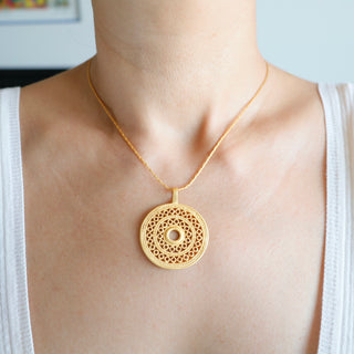 Zarte Schlangen-Halskette mit rundem, präkolumbianischem Sonnen-Anhänger, in warmer, matter Gold-Oberfläche, erhältlich in verschiedenen Längen.