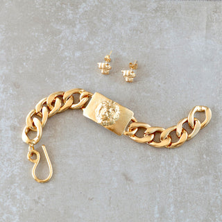 Klassische 24K vergoldete, dicke Armkette mit einem Löwenkopf in der Mitte. Verstellbar durch einen Hakenverschluss. Passender Ohrstecker im Bild.