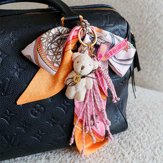 Kuscheltier Teddybär Taschen anhänger. Schlüsselanhänger mit Initial. Personalisierte Accessoire. Bandana Pink, Schmaler Schal. Seil Taschenanhänger. 