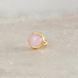 Offener, verstellbarer Ring aus Rosenquarz mit einem großen, runden, funkelnden Stein in warmer, matter Goldfarbe. Klobige Statement Ring