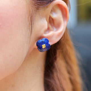 Vierblättrige Kleeblatt Lapislazuli Ohrstecker, verziert mit einem vergoldeten kleinen Kleeblatt in der Mitte. Geschenkidee für Frauen