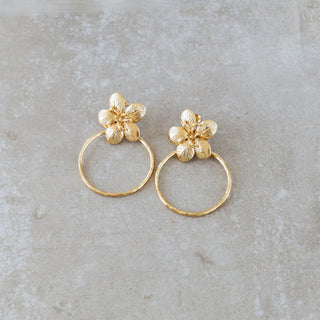 Große Gold Hängeohrringe mit Blumen und Kreis. Hübsche Geschenkidee für Frauen. Auffälligen großen Schmuck, Boho Style Ohrringe, 24K Gold vergoldeten Schmuck. Weihnachtsgeschenk für Frauen Geburtstagsgeschenk für Freundin Geschenk zum Hochzeitstag. Geschenk für Mama.