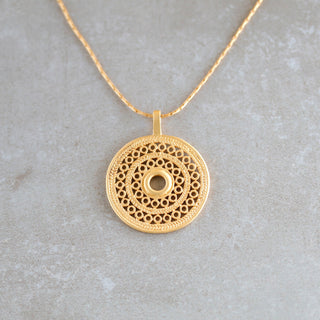 Zarte Schlangen-Halskette mit rundem, präkolumbianischem Sonnen-Anhänger, in warmer, matter Gold-Oberfläche, erhältlich in verschiedenen Längen.