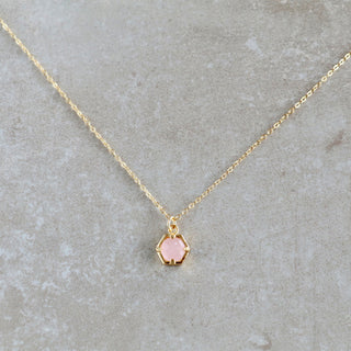 Filigrane, dünne Midi-Goldhalskette mit kleinem sechseckigen Rosenquarz-Anhänger.