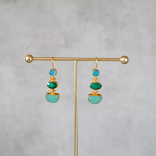 Drei-etagige Gold-Hängeohrringe aus grünem Chalcedon und Smaragdsteinen, bei denen die drei Steine miteinander verkettet und gut beweglich sind.