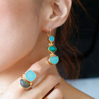 Drei-etagige Gold-Hängeohrringe aus grünem Chalcedon und Smaragdsteinen, bei denen die drei Steine miteinander verkettet und gut beweglich sind.