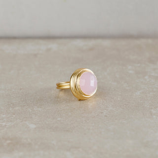 Offener, verstellbarer Ring aus Rosenquarz mit einem großen, runden, funkelnden Stein in warmer, matter Goldfarbe. Klobige Statement Ring