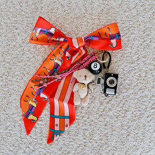 XL Schlüsselanhänger mit Teddybär Kuscheltier. Taschenanhänger mit Fotoapparat, Billardball Nr.8, Geflochtener Seil Anhänger. schmaler Schal, Taschengriff schal. Bandana mit pferdmuster.
