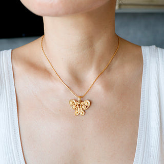 Halskette mit präkolumbianischen Schmetterlingssymbolen, matt vergoldet in 24K Gold. Verschiedene Längen verfügbar, Karabinerverschluss.