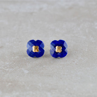 Vierblättrige Kleeblatt Lapislazuli Ohrstecker, verziert mit einem vergoldeten kleinen Kleeblatt in der Mitte. Geschenkidee für Frauen