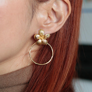 Große Gold Hängeohrringe mit Blumen und Kreis. Hübsche Geschenkidee für Frauen. Auffälligen großen Schmuck, Boho Style Ohrringe, 24K Gold vergoldeten Schmuck. Weihnachtsgeschenk für F