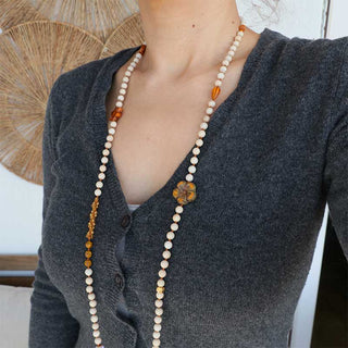 Weise Naturstein Perlen Lange Halskette, Boho Style Blumen Perlen mit Mokassin Farbe Makrameegarn. Malakette