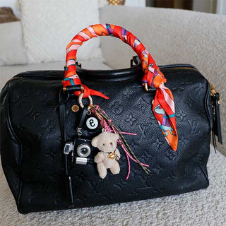 XL Schlüsselanhänger mit Teddybär Kuscheltier. Taschenanhänger mit Fotoapparat, Billardball Nr.8, Geflochtener Seil Anhänger. schmaler Schal, Taschengriff schal. Bandana mit pferdmuster.