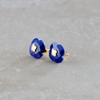 Vierblättrige Kleeblatt Lapislazuli Ohrstecker, verziert mit einem vergoldeten kleinen Kleeblatt in der Mitte. Geschenkidee für Frauen