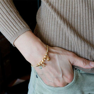Gold Bettelarmband mit Schleifen Herz Eichel Anhängern. Verlängerungskette und Karabinerverschluss. Schöne Geschenkidee für Frauen.