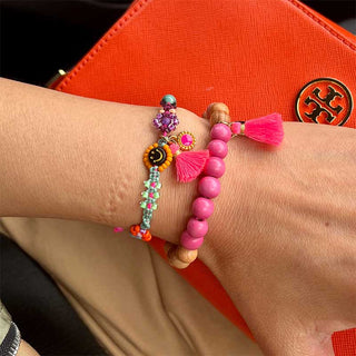 Smiley buntes Makrameearmband mit Miyuki Perlen. Neon Pink quasten neben Smiley Gesicht. Schiebe schließe. Kleine süße Geschenk für Frauen