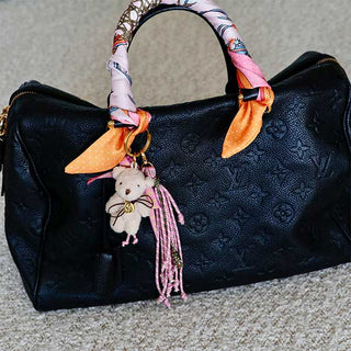 Kuscheltier Teddybär Taschen anhänger. Schlüsselanhänger mit Initial. Personalisierte Accessoire. Bandana Pink, Schmaler Schal. Seil Taschenanhänger. 