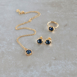 Schmuck Set, Filigrane Gold Halskette mit Kleinen sechs eckigen Lapislazuli Anhänger. Karabiner Verschluss. Offner Ring mit Sechs Eckigen Lapislazuli, Kleine Ohrstecker mit Sechseckigen Ohrstecker, Minimalistisch, Geschenkidee für Frauen