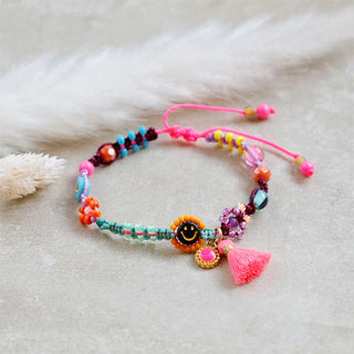 Smiley buntes Makrameearmband mit Miyuki Perlen. Neon Pink quasten neben Smiley Gesicht. Schiebe schließe. Kleine süße Geschenk für Frauen
